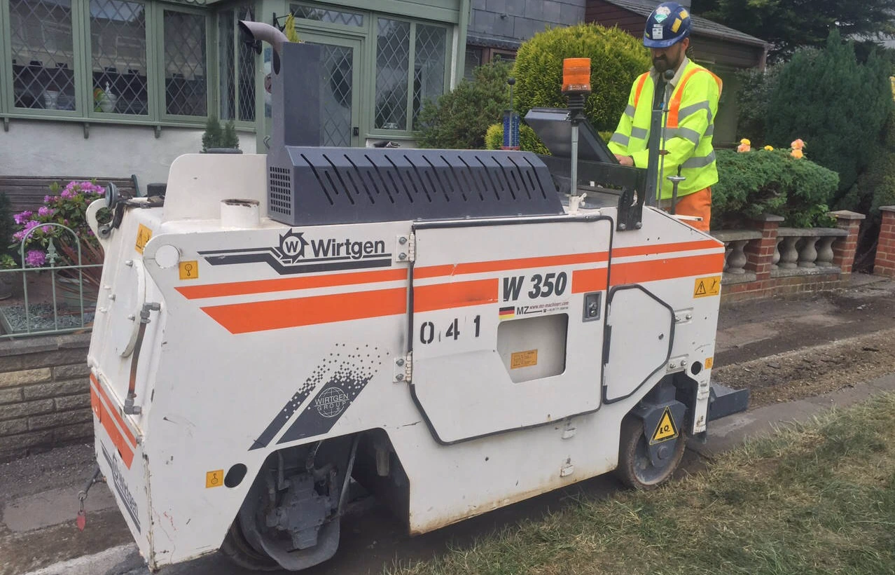 jms-worker-concrete-planing