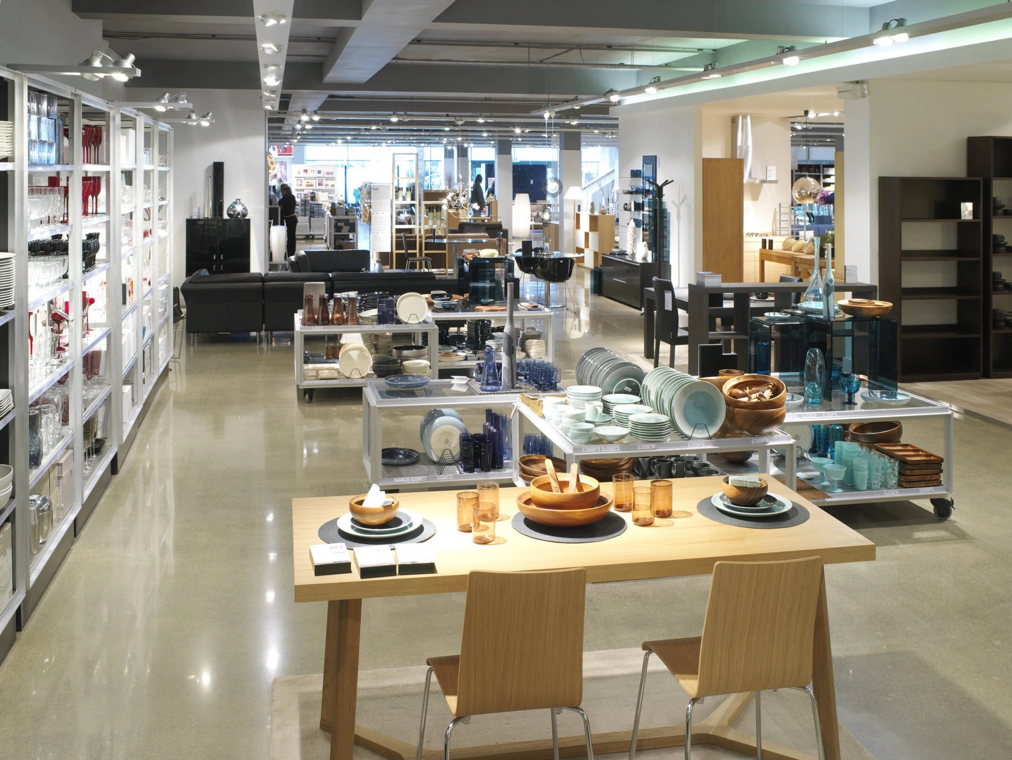 shop-floor-with-polished-concrete-flooring